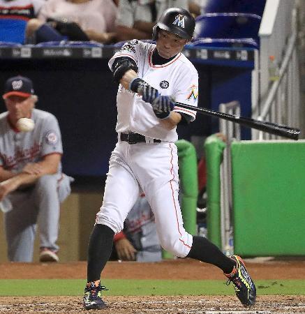 青木が本拠地初登場で安打 イチローは代打で中前打