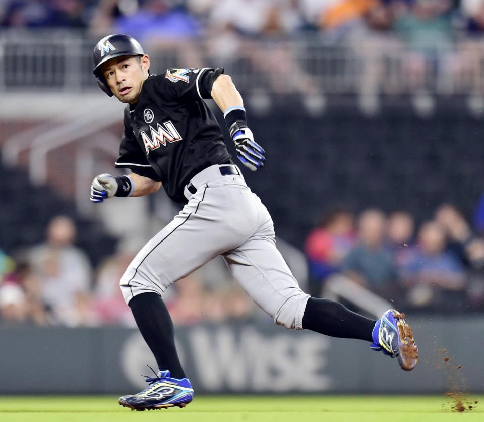 　ブレーブス戦の２回、ウレーニャの安打で生還を果たしたマーリンズのイチロー＝アトランタ（ゲッティ＝共同）