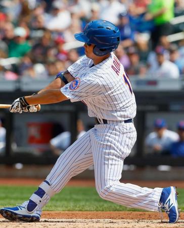 　１回、12試合連続安打となる右翼線二塁打を放ったメッツ・青木