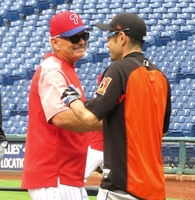 　試合前にマリナーズ時代の監督だったフィリーズのマクラーレン・ブルペンコーチと談笑するイチロー（撮影・小林信行）