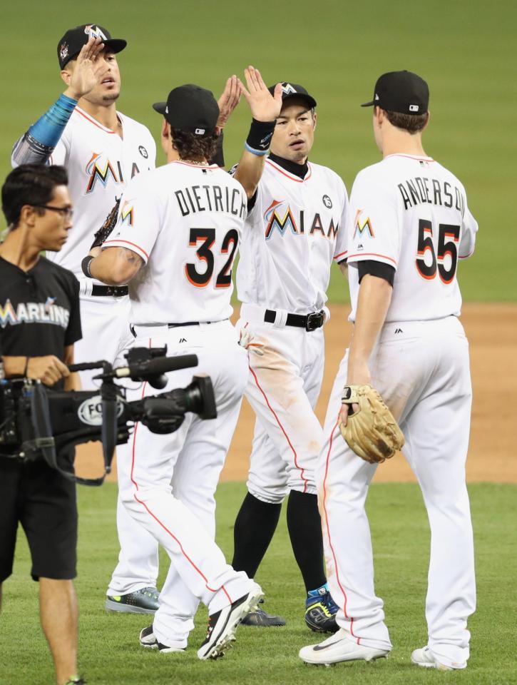 　メッツに勝利し、チームメートとタッチを交わすマーリンズのイチロー（右から２人目）＝マイアミ（共同）