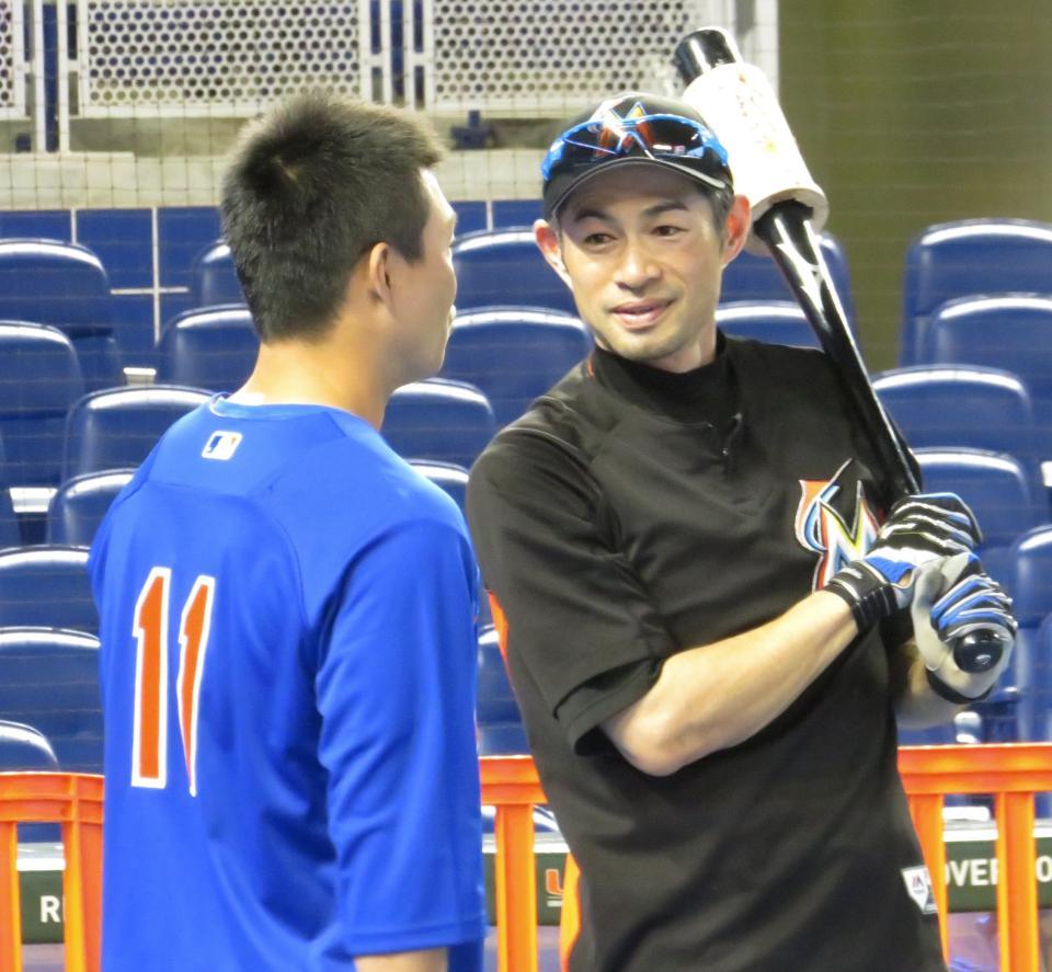 青木（左）と笑顔で話すイチロー＝９月１９日