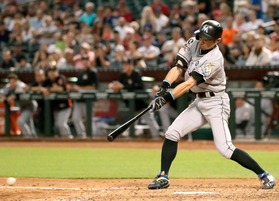 ダイヤモンドバックス戦の３回、代打で二ゴロに倒れたマーリンズのイチロー＝フェニックス（共同）