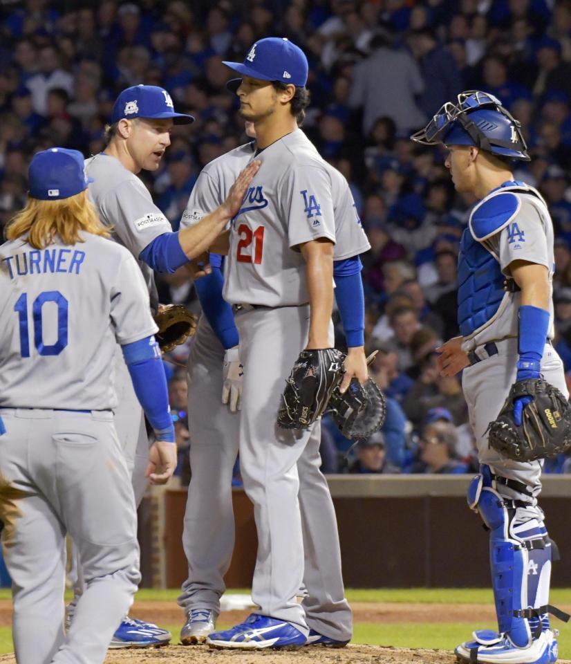 　カブス戦の７回途中、降板するドジャースのダルビッシュ（21）＝シカゴ（共同）