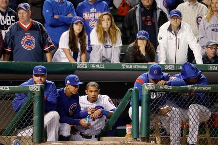 　ドジャース戦で意気消沈するカブスのベンチやファン＝シカゴ（ゲッティ＝共同）