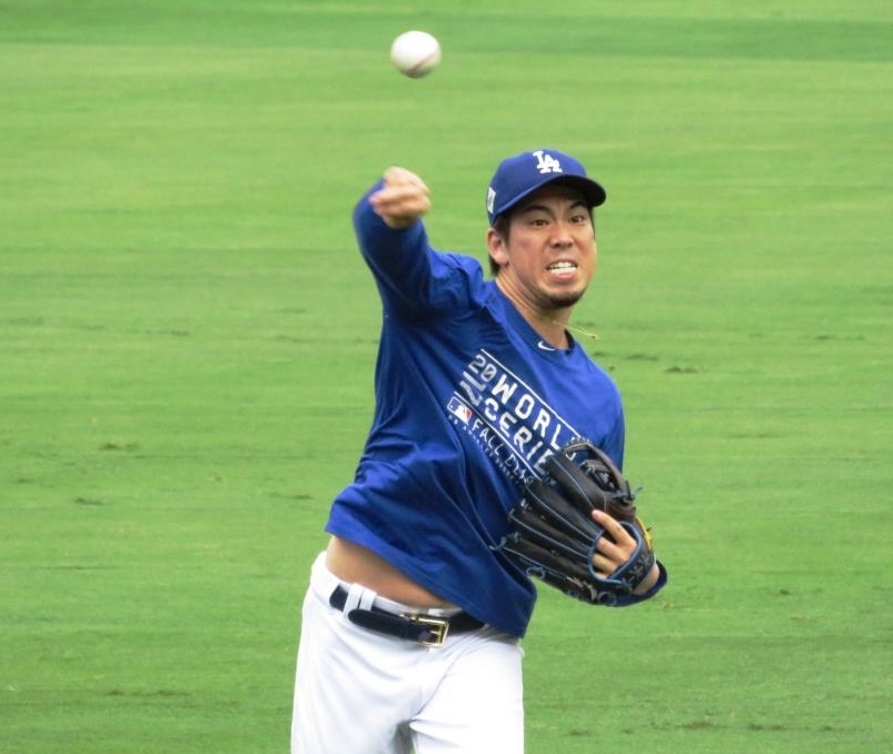 試合前のフィールドでキャッチボールを行う前田（撮影・小林信行）