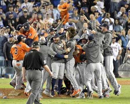 　ドジャースを破ってワールドシリーズ初制覇を果たし、大喜びするアストロズの選手＝１日、ロサンゼルス（共同）
