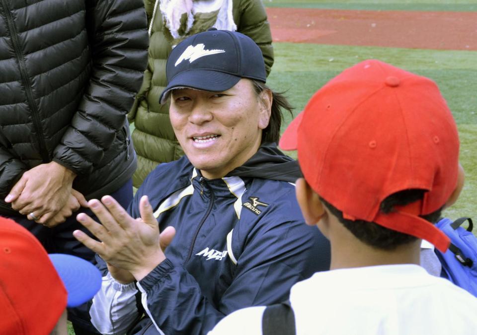 　野球教室で子どもの質問に答える松井秀喜氏