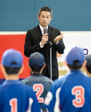 　「イチロー杯争奪学童軟式野球大会」の閉会式に出席し、子どもたちを激励するイチロー＝２３日午後、愛知県豊山町