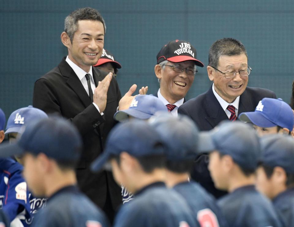 　「イチロー杯争奪学童軟式野球大会」の閉会式で、笑顔で拍手するイチロー（左）＝23日、愛知県豊山町
