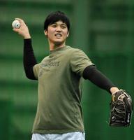 ＭＬＢの公式球でキャッチボールする日本ハム・大谷翔平＝鎌ケ谷（撮影・出月俊成）