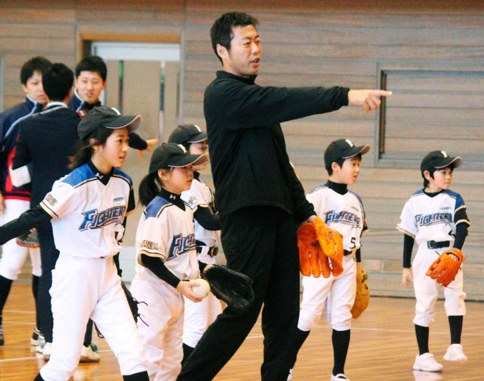 　野球教室で子どもたちに指導する、昨季までカブスに所属した上原
