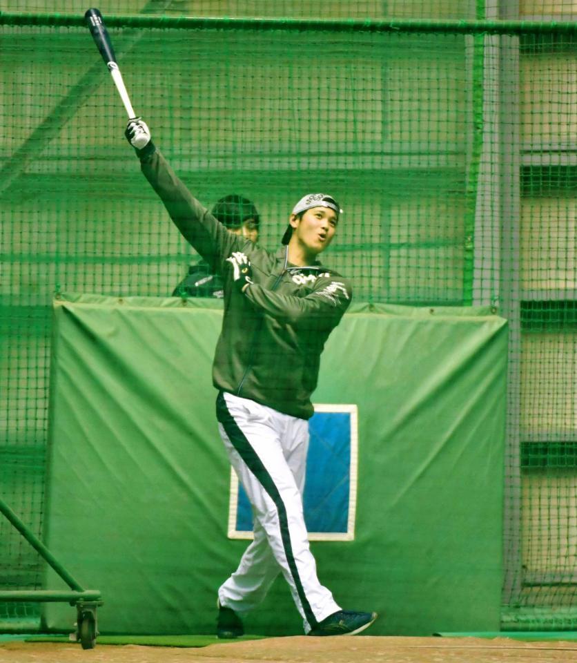 打撃練習で快音を響かす大谷　