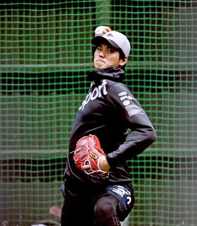 ブルペンで投球する大谷