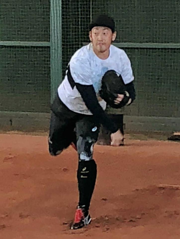 ブルペンで投球する平野　