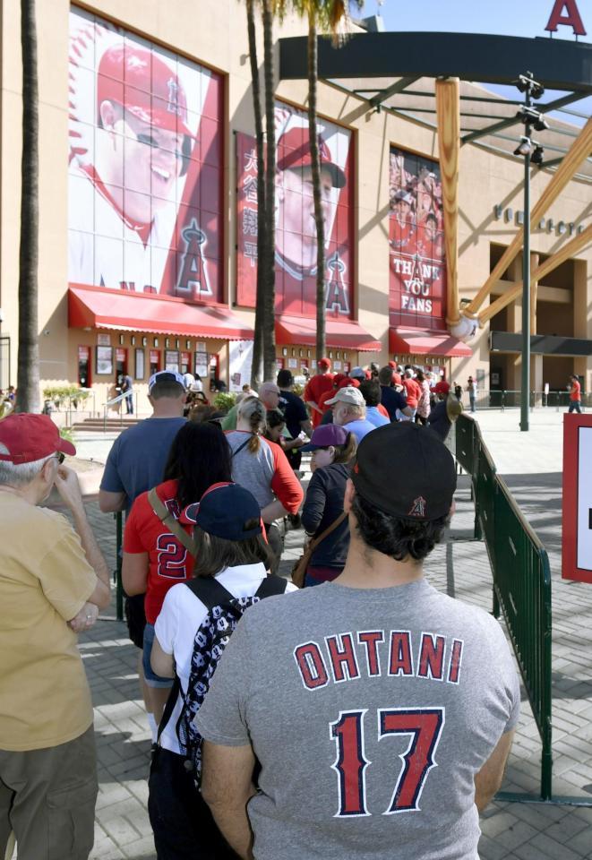 　公式戦のチケットを求め、大谷のシャツを着て窓口前に並ぶファン＝３日、アナハイムのエンゼルスタジアム（共同）