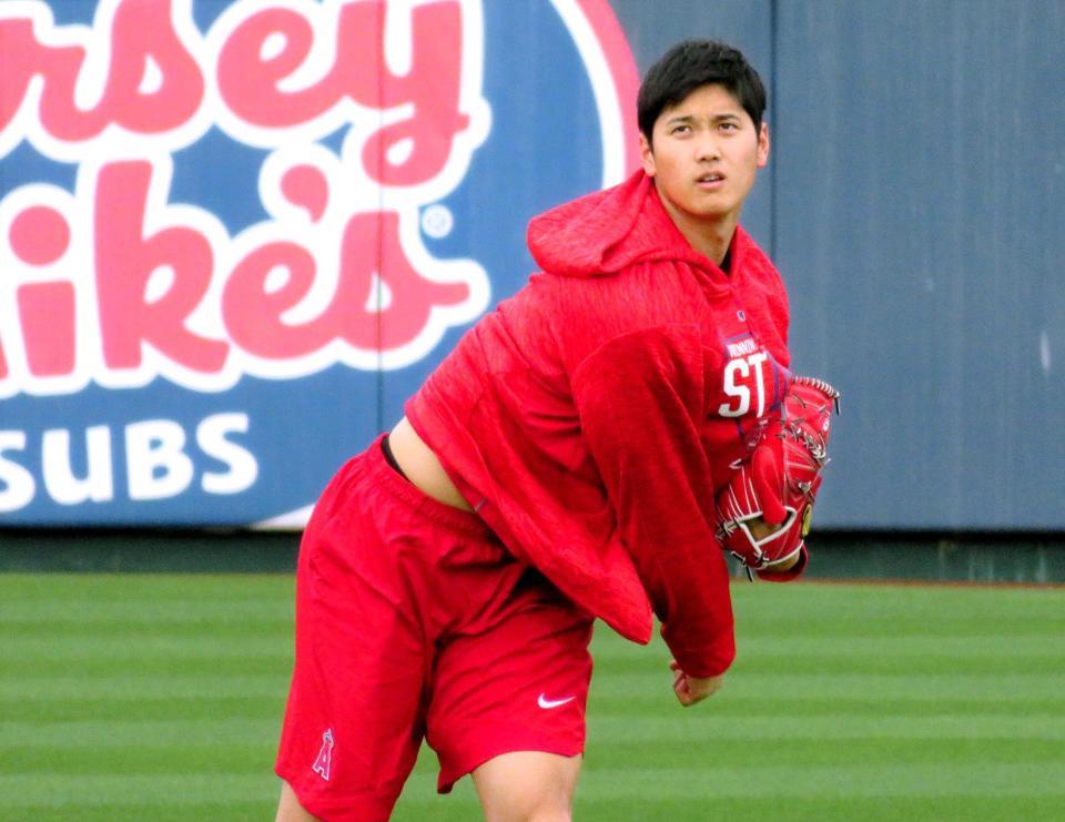 　身体検査後にキャッチボールする大谷