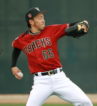 　キャンプ初日、キャッチボールするダイヤモンドバックス・平野