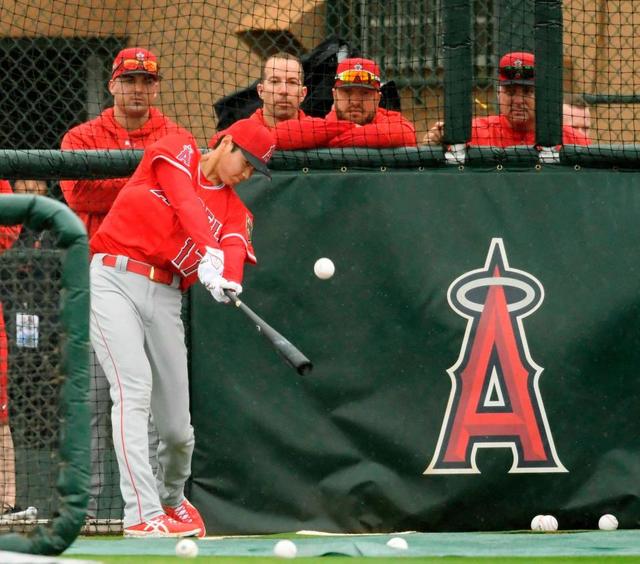 大谷、メジャー二刀流キャンプイン　投げる前にいきなりサク越え連発！