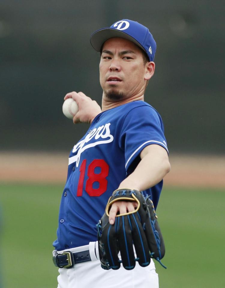 　キャンプ初日、キャッチボールするドジャース・前田