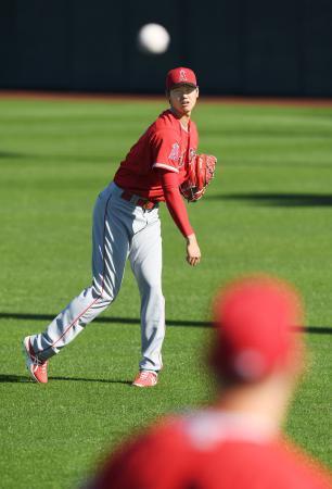 大谷、初登板に備え軽めに調整 田中はブルペンで１５球