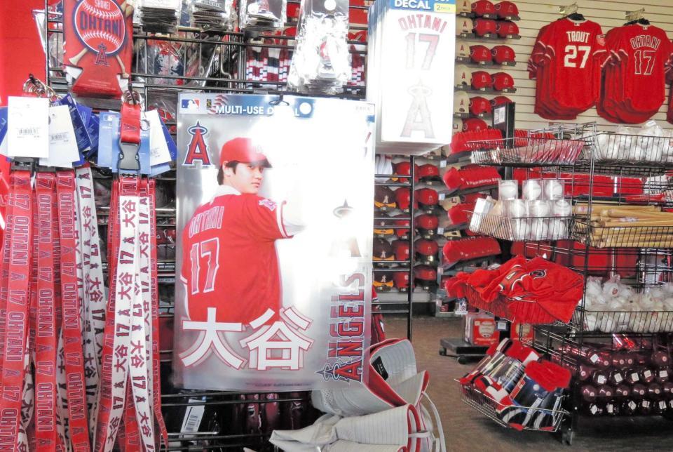 　新たに大谷関連商品を入荷した球場内のチームショップ（撮影・小林信行）