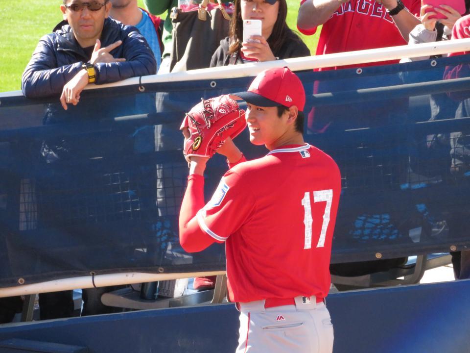 　リラックスした表情で投球練習をする大谷（撮影・小林信行）
