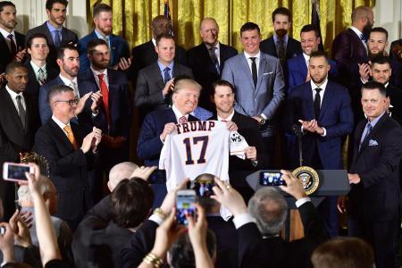 　米大リーグ、アストロズの選手らと写真に納まるトランプ大統領（中央左）＝１２日、ワシントン（ＵＰＩ＝共同）