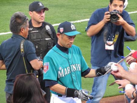 　試合前にファンにサインをするイチロー（撮影・小林信行）