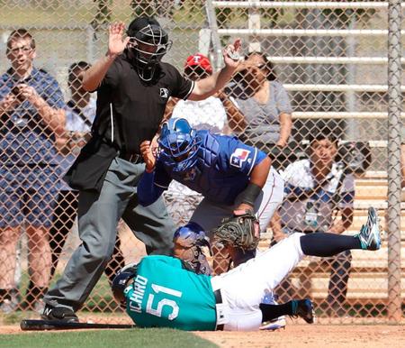 　マイナー選手中心の練習試合で、頭部に死球を受け転倒するイチロー（共同）