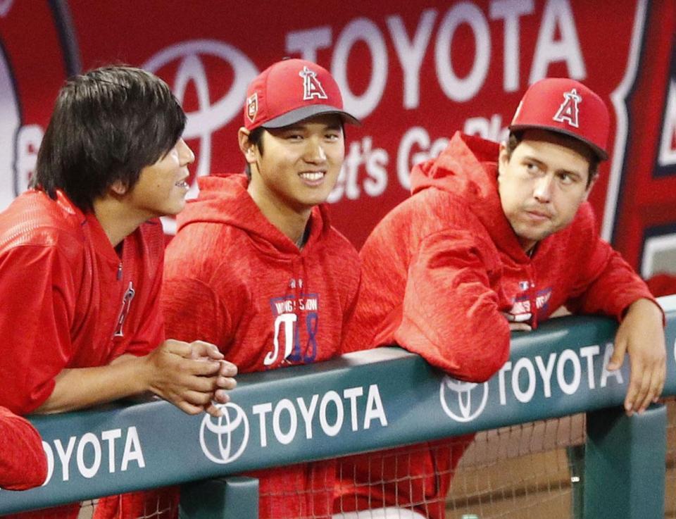 　ドジャース戦をベンチで見るエンゼルス・大谷