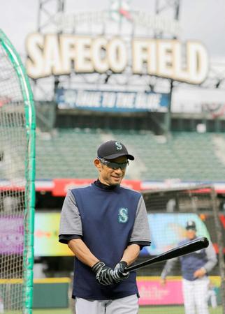 　打撃練習の合間に笑顔を見せるマリナーズのイチロー（共同）