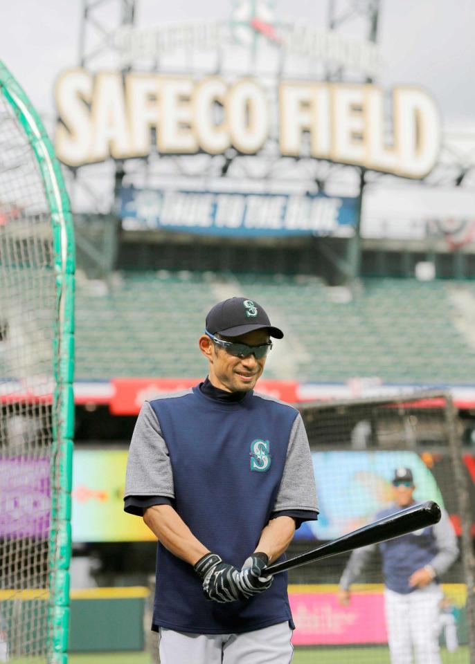 　打撃練習の合間に笑顔を見せるマリナーズのイチロー（共同）