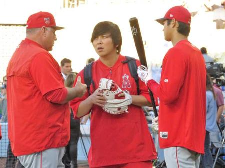 先発を外れた大谷（右）