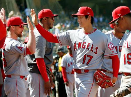 アスレチックス戦の６回を投げ終え、チームメートに迎えられるエンゼルス・大谷＝オークランド（共同）