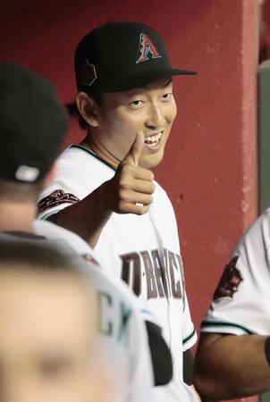　ドジャース戦の８回に登板し、１回を三者凡退で切り抜け、ベンチで笑顔のダイヤモンドバックス・平野＝フェニックス（共同）