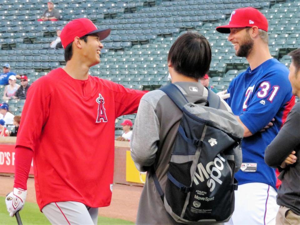  試合前のフィールドで日ハム時代の同僚だったレンジャーズのマーティンと談笑する大谷（撮影・小林信行）   