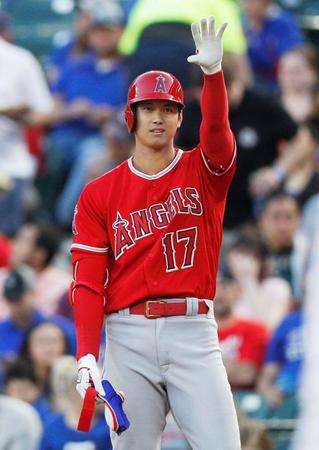 レンジャーズ戦の２回、先制打を放ち一塁上で歓声に応えるエンゼルス・大谷＝アーリントン（共同）