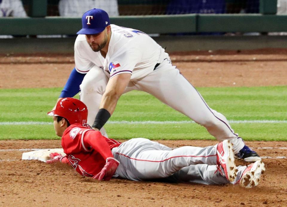 レンジャーズ戦の８回、一塁でけん制アウトになるエンゼルス・大谷（下）＝アーリントン（共同）