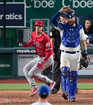 ロイヤルズ戦の８回、後続の犠飛で勝ち越しの生還をしたエンゼルス・大谷＝カンザスシティー（共同）