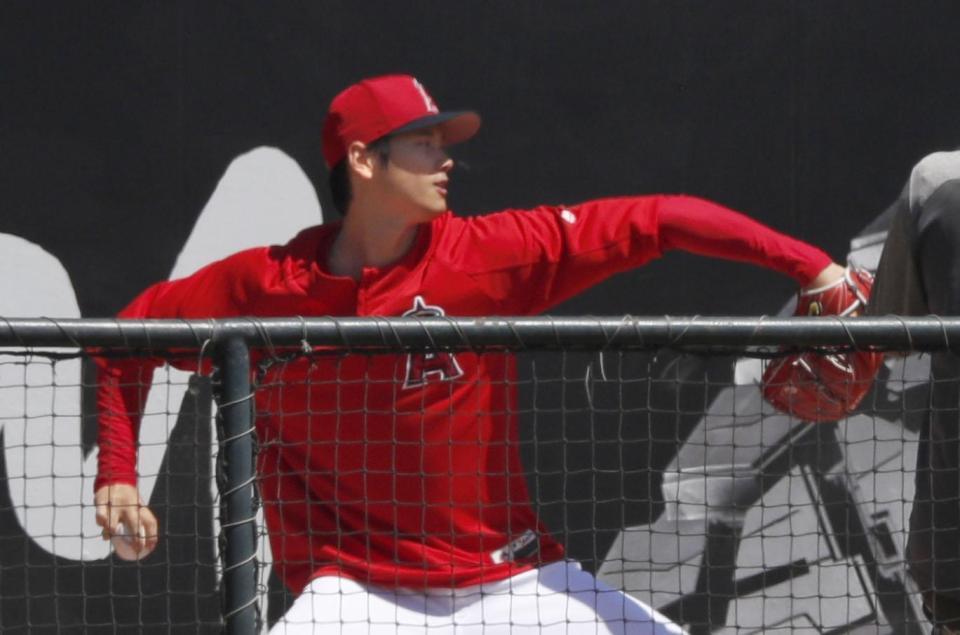 　ジャイアンツとの試合前、次回登板に向けブルペンで投球練習するエンゼルス・大谷＝アナハイム（共同）