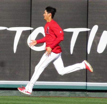 　試合前に外野でダッシュを繰り返す大谷