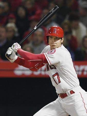 　オリオールズ戦の４回、左翼線二塁打を放つエンゼルス・大谷＝アナハイム（ＩＣＯＮ　ＳＰＯＲＴＳＷＩＲＥ提供・ゲッティ＝共同）