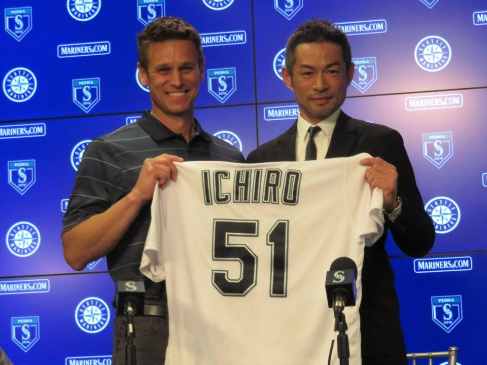 　今季マリナーズに復帰したイチロー（右）