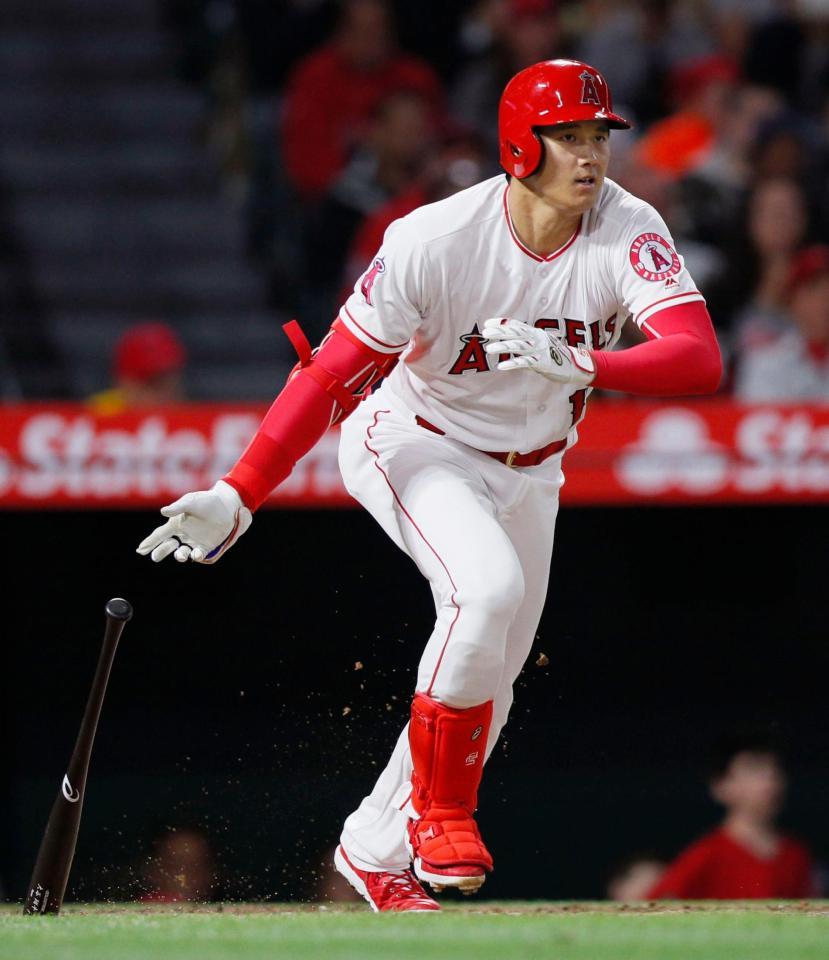 オリオールズ戦の４回、一ゴロ失策で出塁するエンゼルス・大谷＝アナハイム（共同）