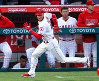 オリオールズ戦の１回、適時打で出塁後、次打者シモンズの二塁打で本塁に向かうエンゼルスの一走大谷＝アナハイム（共同）