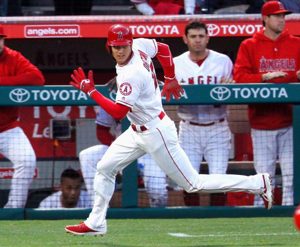 オリオールズ戦の１回、適時打で出塁後、次打者シモンズの二塁打で本塁に向かうエンゼルスの一走大谷＝アナハイム（共同）