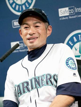 　記者会見で質問に笑顔で答える（共同）