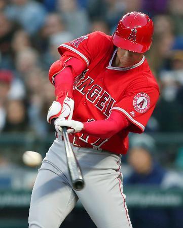 　マリナーズ戦の４回、中前打を放つエンゼルス・大谷＝シアトル（共同）