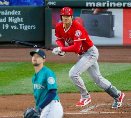 　マリナーズ戦の４回、中前打を放つエンゼルス・大谷＝シアトル（共同）